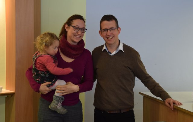 Treuer Sponsor: Seit neun Jahren finanziert Martin Holler - hier mit Ehefrau und Töchterchen - das Benefiz-Weihnachtsessen für Alleinstehende, Kranke und Einkommensschwache. Foto: ch