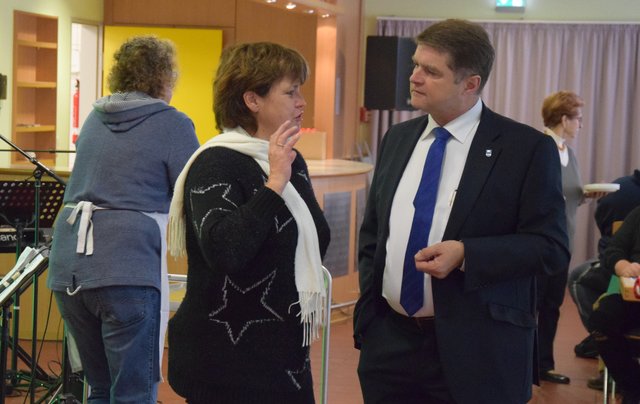 Oberbürgermeister Martin Wolff im Gespräch mit der Vorsitzenden der vereinigung Brettener Unternehmen (VBU), Marion Klemm. Foto: ch