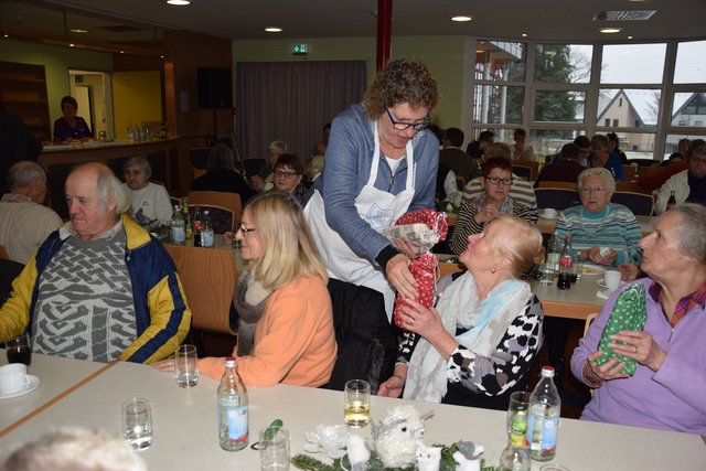 Petra Schalm, Vorsitzende des Gewerbevereins Gondelsheim, beim Verteilen der Präsente während der kleinen Bescherung. Foto: ch