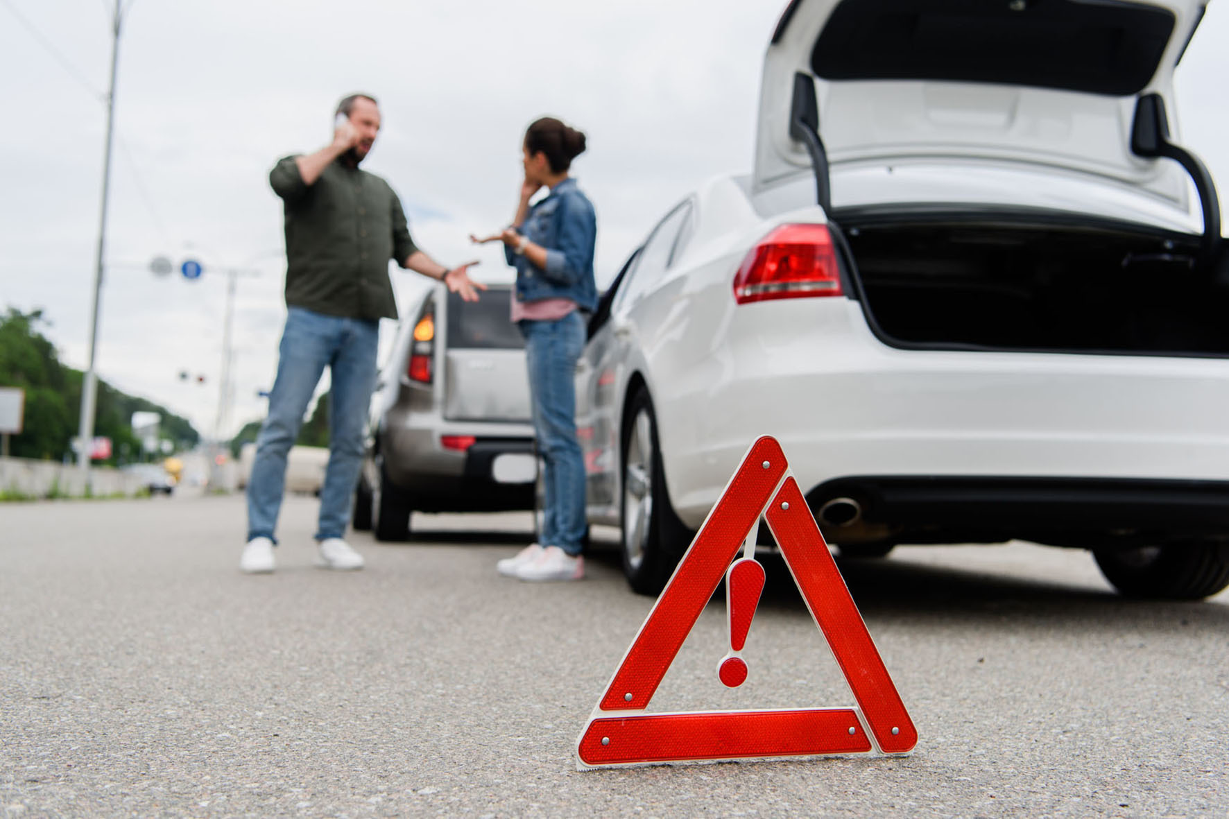 Wer auffährt, ist nicht immer grundsätzlich schuld am Unfall - den Vorausfahrenden kann unter Umständen ebenso eine Mitschuld treffen. Foto: djd/Auto1 GROUP/PantherMedia/VitalikRadko
