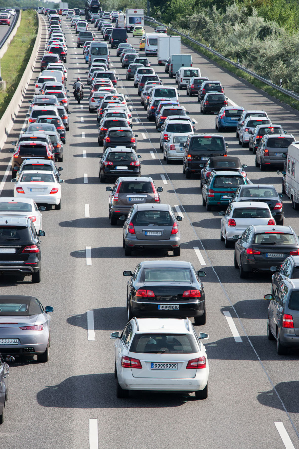 Eine Rettungsgasse ist auf der Autobahn zu bilden, sobald der Verkehr ins Stocken gerät. Foto: djd/Auto1 GROUP/PantherMedia/Oliver Cramm