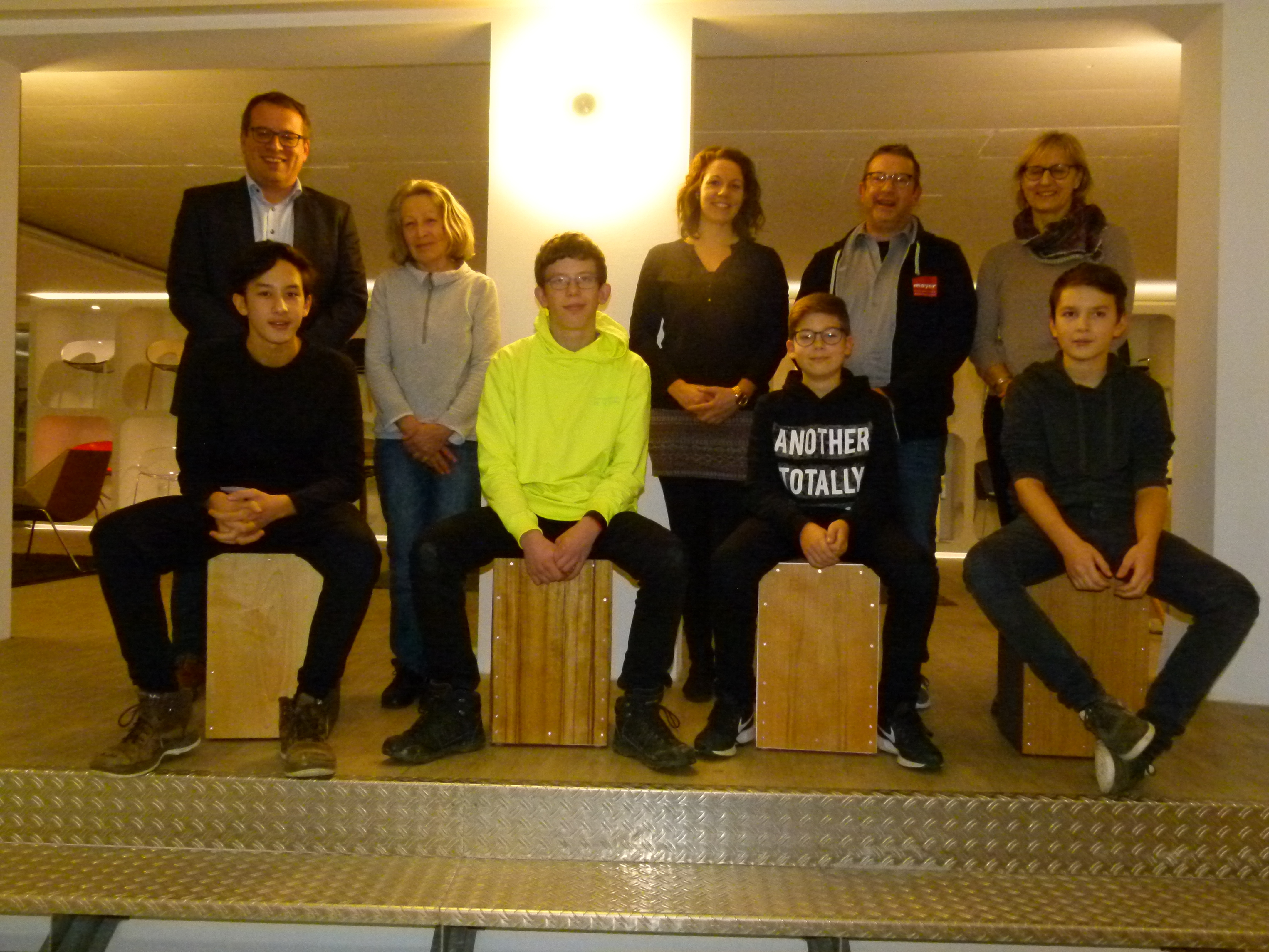 Um die JugendTechnikSchule durchzuführen, müssen viele mitmachen:
Die Schüler, vorne v.l.: Seyyid, Aaron, Jonas und Pascal und die "Großen": Heiko Röth (Gemeinde Sulzfeld), Regine Nagel (pädagogische Betreuung, Muks Bruchsal), Nicole Burg, (WFG, Projektleitung), Hubert Schacherl (Ausbildungsleiter) und Ilona Reder (Konrektorin der Blanc-und-Fischer-Gemeinschaftsschule) v.l.