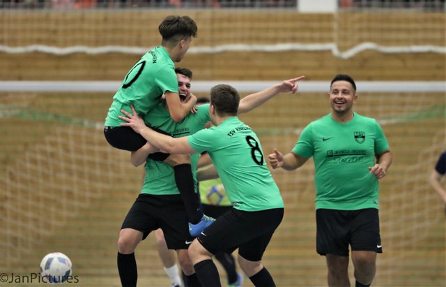 Marvin Bühler mit dem späten 2:1 Führungstreffer im Finale gegen den FC Neibsheim. Philipp Schneider vom FC traf jedoch noch später und rettete seine Farben ins 9 Meter Schießen.