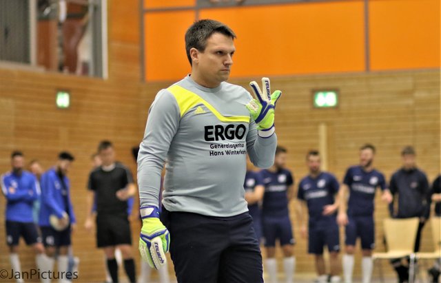 Sascha Wächter vom TSV Rinklingen zeigt es an - drei gehaltene Elfmeter. Insgesamt waren es dann vier Stück und der VfB Bretten schied aus.