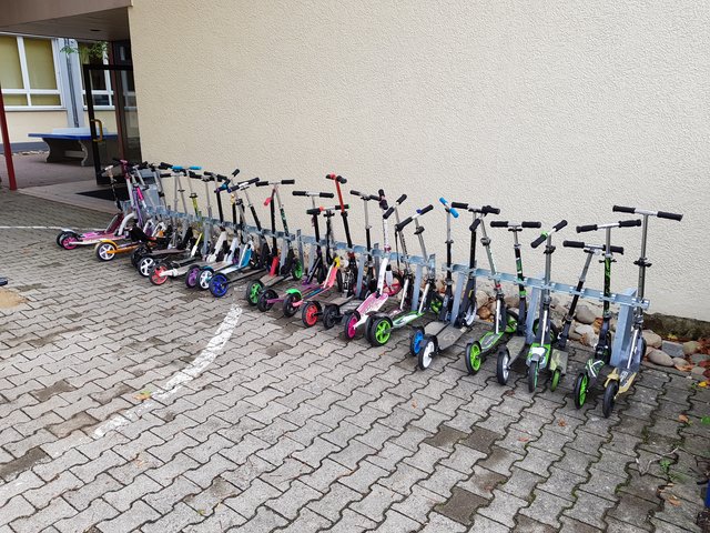 Rollerständer und Tischtennisplatte im Hintergrund