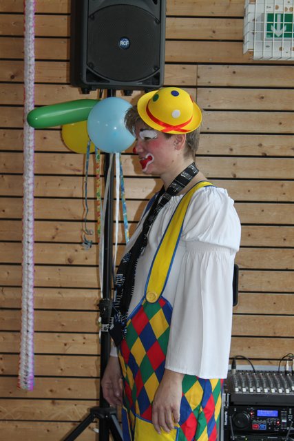 Ehemalige Vorständin als moderierender Clown am Kinderfasching 2016 | Foto: Archiv Förderverein