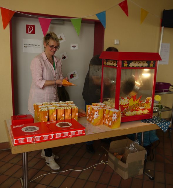 Vorbereitungen am Popcornstand Schulfest 2017