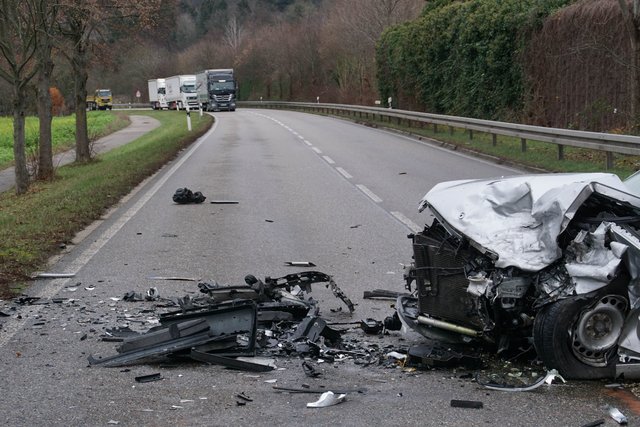 Auf der B3 zwischen Grötzingen und Weingarten ist es am heutigen Donnerstag, 10. Januar, zu einem schweren Verkehrsunfall mit mehreren Schwerverletzten gekommen.