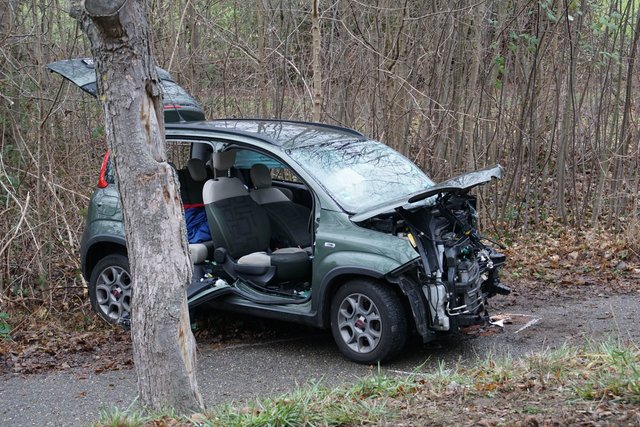 Auf der B3 zwischen Grötzingen und Weingarten ist es am heutigen Donnerstag, 10. Januar, zu einem schweren Verkehrsunfall mit mehreren Schwerverletzten gekommen.