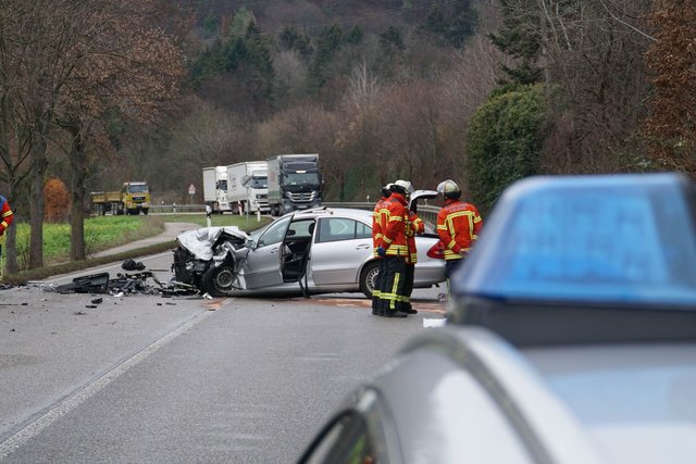 Auf der B3 zwischen Grötzingen und Weingarten ist es am heutigen Donnerstag, 10. Januar, zu einem schweren Verkehrsunfall mit mehreren Schwerverletzten gekommen.