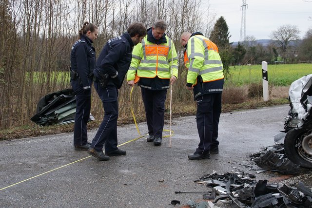 Auf der B3 zwischen Grötzingen und Weingarten ist es am heutigen Donnerstag, 10. Januar, zu einem schweren Verkehrsunfall mit mehreren Schwerverletzten gekommen.