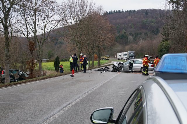 Auf der B3 zwischen Grötzingen und Weingarten ist es am heutigen Donnerstag, 10. Januar, zu einem schweren Verkehrsunfall mit mehreren Schwerverletzten gekommen.