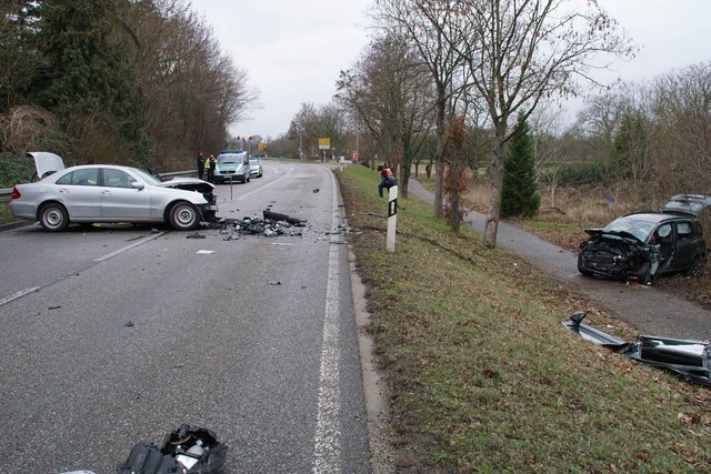 Auf der B3 zwischen Grötzingen und Weingarten ist es am heutigen Donnerstag, 10. Januar, zu einem schweren Verkehrsunfall mit mehreren Schwerverletzten gekommen.