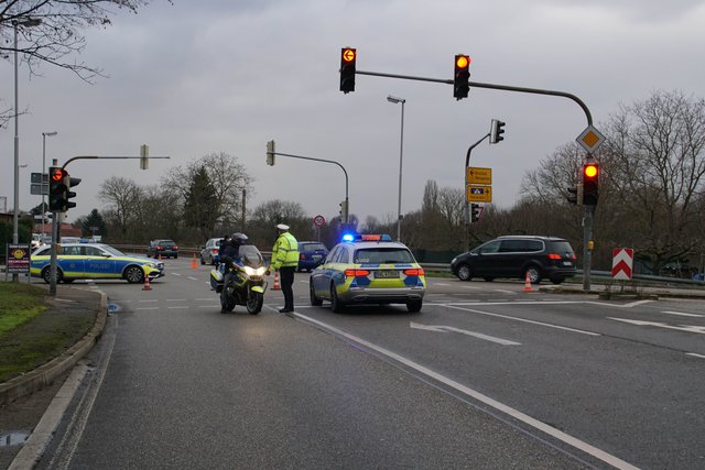 Auf der B3 zwischen Grötzingen und Weingarten ist es am heutigen Donnerstag, 10. Januar, zu einem schweren Verkehrsunfall mit mehreren Schwerverletzten gekommen.