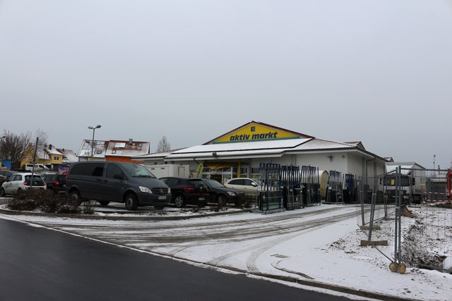 Gleich neben dem Rohbau befindet sich die veraltete Filiale.