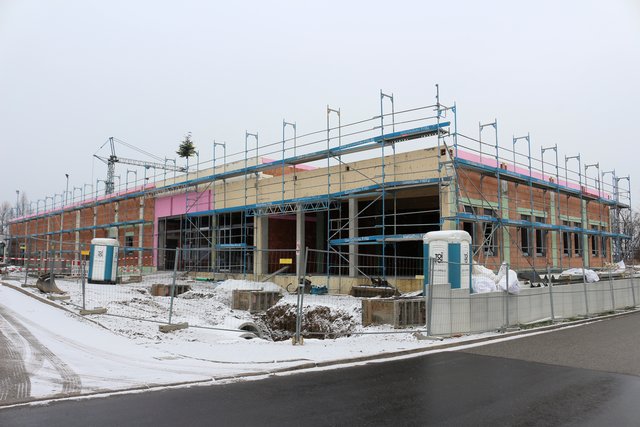 Der Rohbau für den neuen Edeka-Markt steht.