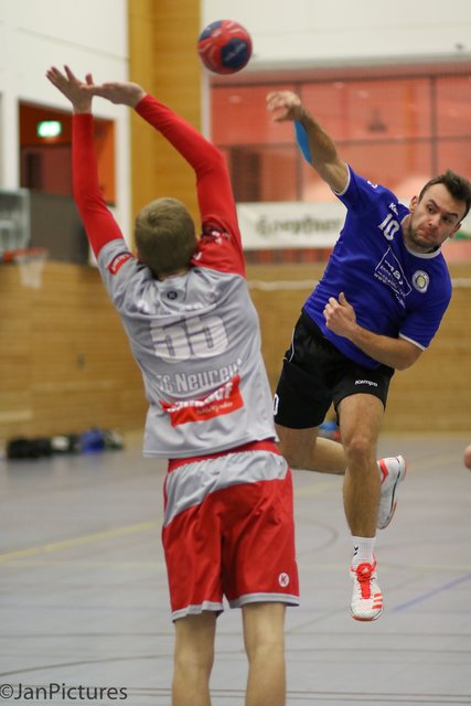 Am Ball Johannes Pitz für die SG Sulzfeld Bretten, links die 55 Mick Gartner TG Neureut