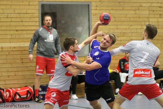Für die SG Sulzfeld/Bretten am Ball Paul Buchwald. Angegangen von der Nr. 2 links Felix Ott, rechts Teamkollege Simon Stieler mit der Nr. 7
