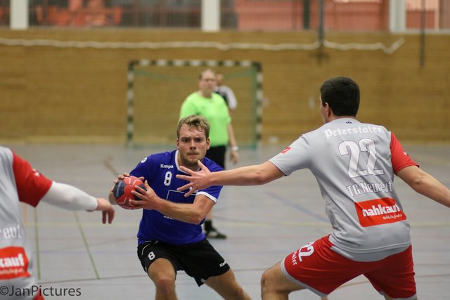 Für die SG Sulzfeld/Bretten am Ball Paul Buchwald, rechts die Nr. 22 Florian Böttcher von der TG Neureut