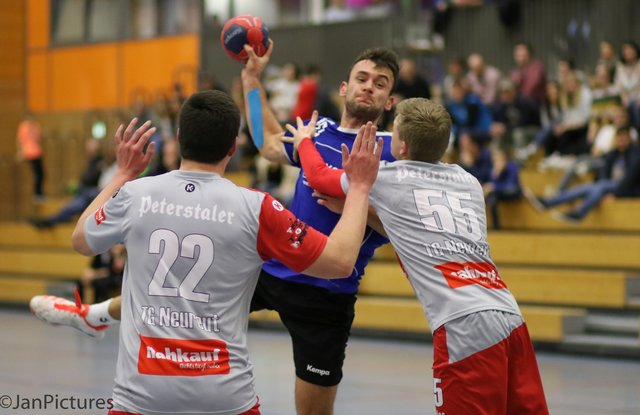 Am Ball Johannes Pitz für die SG Sulzfeld Bretten, rechts die 55 Mick Gartner links die 22 Florian Böttcher TG Neureut