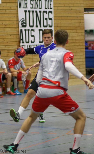 Patrick Hecker am Ball für die SG Sulzfeld/Bretten, hier gegen die Nr. 7 Simon Stieler TG Neureut