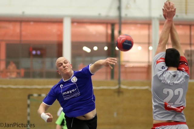 Links Michael Reichert von der SG Sulzfeld Bretten hier gegen die Nr. 22 Florian Böttcher von der TG Neureut