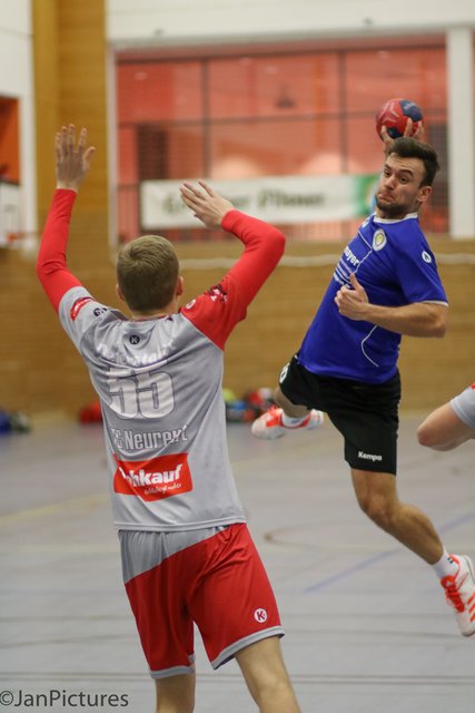 Am Ball Johannes Pitz für die SG Sulzfeld Bretten, links die 55 Mick Gartner TG Neureut