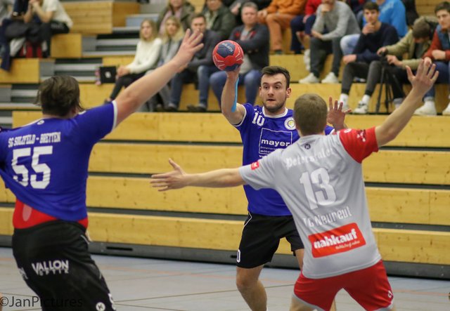Haben gut harmoniert, am Ball Johannes Pitz und sein Teamkollege links mit der 55 Fabian Herkens von der SG Sulzfeld Bretten, rechts von der TG Neureut Alexander Wack