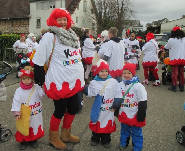 Umzugsteilnehmer als Überraschungseier