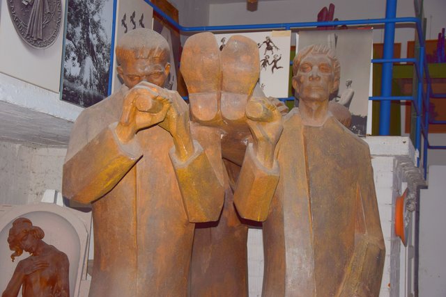 Mahnmal für einen toten Soldaten: Das Modell der übermannsgroßen Figurengruppe ist eine der beeindruckendsten Skulpturengruppen im Atelier-Museum von Fritz Theilmann. Foto: ch