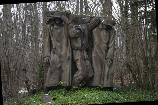 Mahnmal gegen Krieg und Gefangenschaft: Dieses monumentale Werk steht im Vorgarten des Atelier-Museums. Foto: ch