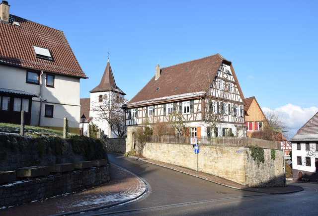 Kirche und Pfarrhaus. Foto: ch