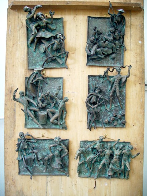 Totentanz: Unter dem Eindruck von Krieg und Gefangenschaft hat Fritz Theilmann auch diese Bronzereliefs geschaffen. Foto: ch