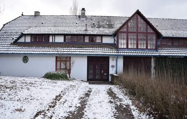 Atelier-Museum Fritz Theilmann: Das ehemalige Wohnhaus mit Werkstatt liegt versteckt am Kieselbronner Waldrand. Foto: ch