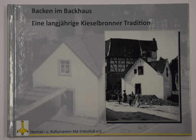 Rezeptbuch: „Backen im Backhaus“ heißt das Büchlein, das über den Heimat- und Kulturverein Abt Entenfuß zu beziehen ist. Foto: ch