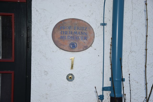 Türschild am ehemaligen Wohnhaus von Professor Fritz Theilmann. Foto: ch