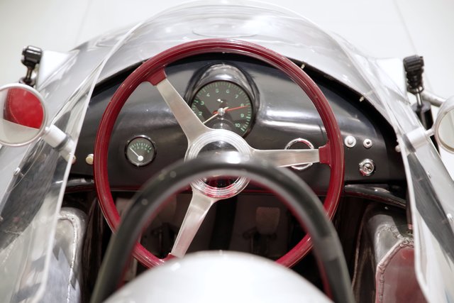 Wenig Bewegungsfreiheit in einem Formelwagen.