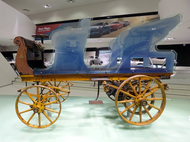 Lohner - Porsche, ein Elektroauto, das auf der Weltausstellung 1900 in Paris präsentiert wurde.