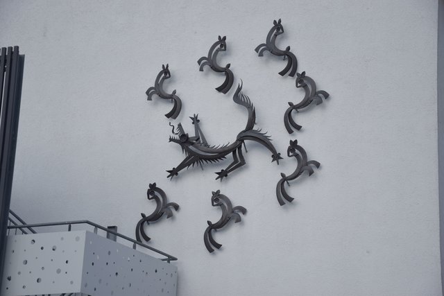 Durch den örtlichen Necknamen "Gaißeschenner" hat Kieselbronn einen besonderen Bezug zu den im Relief dargestellten Geißlein. Foto: ch