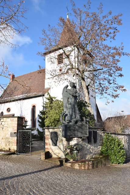 Der Eingang zum Kirchhof mit der Statue des Erzengels Michael. Foto: ch