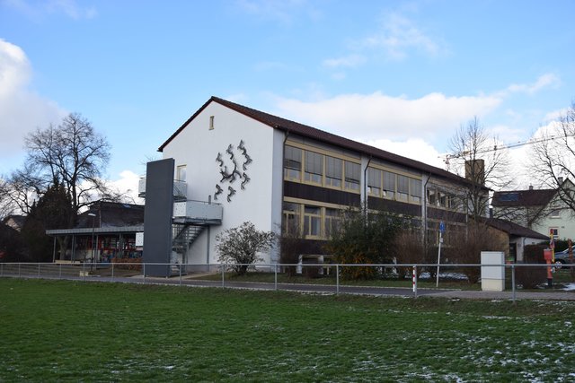 Die Kieselbronner Schule mit dem Wandrelief von Fritz Theilmann. Foto: ch