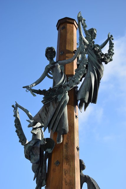 Verspieltheit und Leichtigkeit zeichnen die Figuren des Kieselbronner Schlossfräulein-Brunnens von Fritz Theilmann aus. Foto: ch