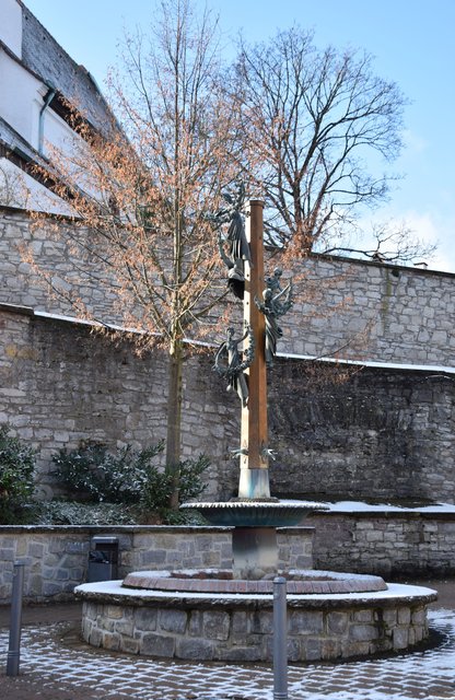 Der Schlossfräulein-Brunnen von Fritz Theilmann auf dem Rathausplatz in Kieselbronn. Foto: ch