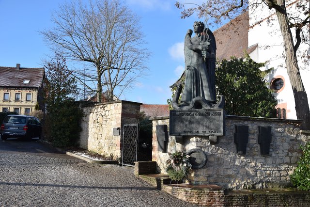 Ursprünglich war die Statue aus Klinker geschaffen worde. Weil dieser mit der Zeit witterungsbedingt Schaden genommen hatte, wurde die Figur in den 1990er Jahnren in Bronze gegossen. Foto: ch