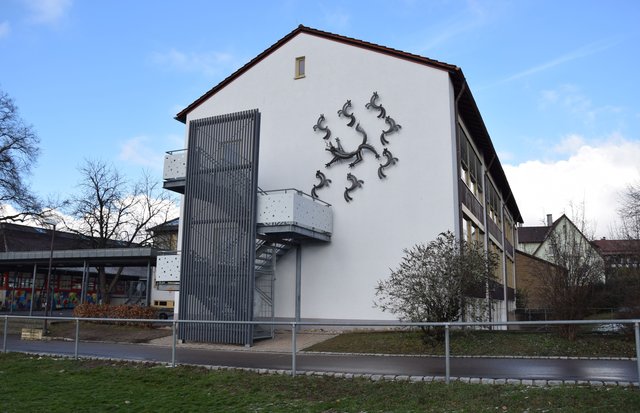 Den Nordgiebel der Kieselbronner Schule schmückt die Figurengruppe "Der Wolf und die sieben Geißlein" von Fritz Theilmann. Foto: ch