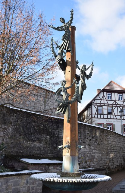 Der Schlossfräulein-Brunnen in Kieselbronn knüpft an eine lokale Sage an. Foto: ch
