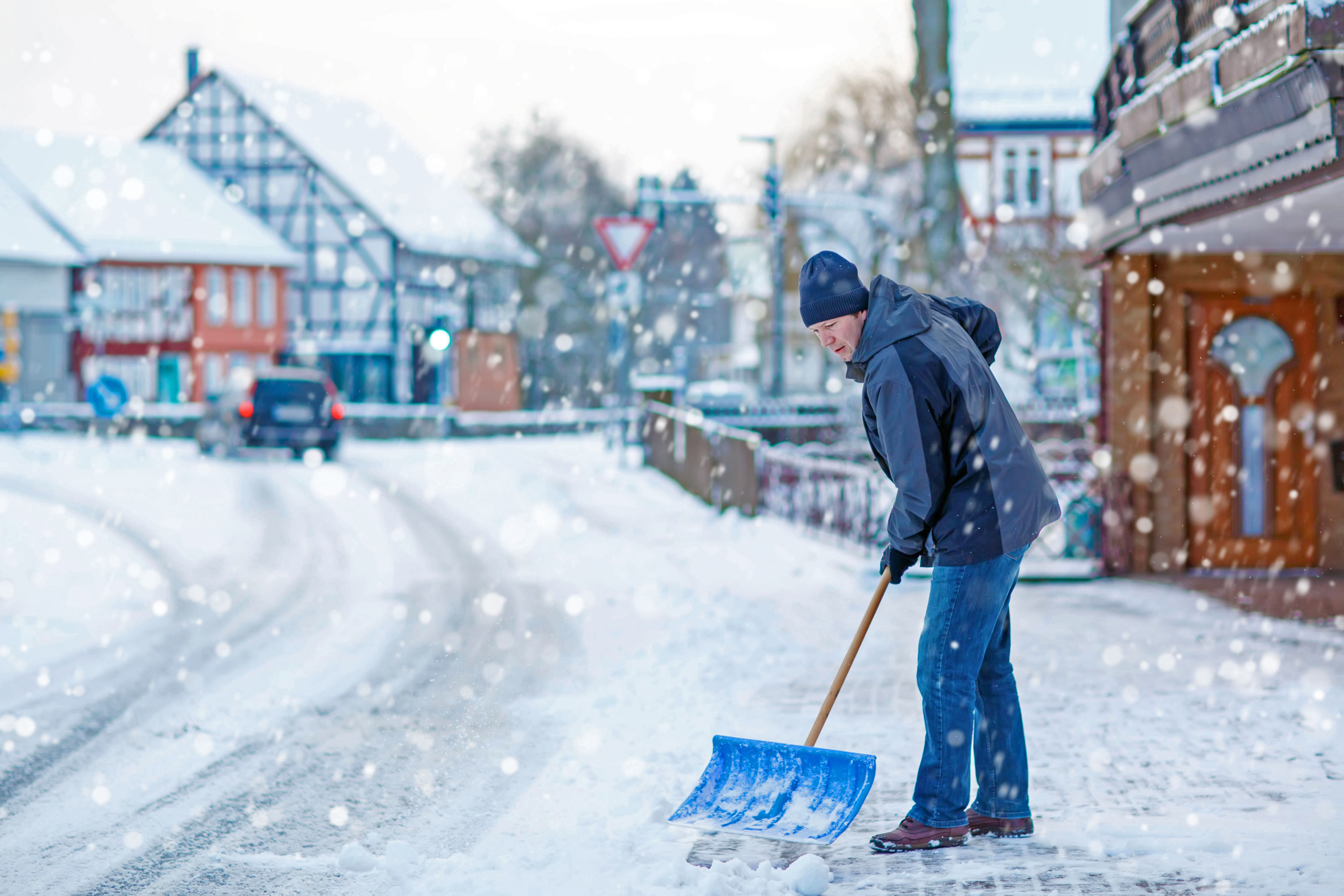Schneeschippen ist Pflicht für Grundbesitzer. Foto: djd/Nürnberger Versicherung/Getty