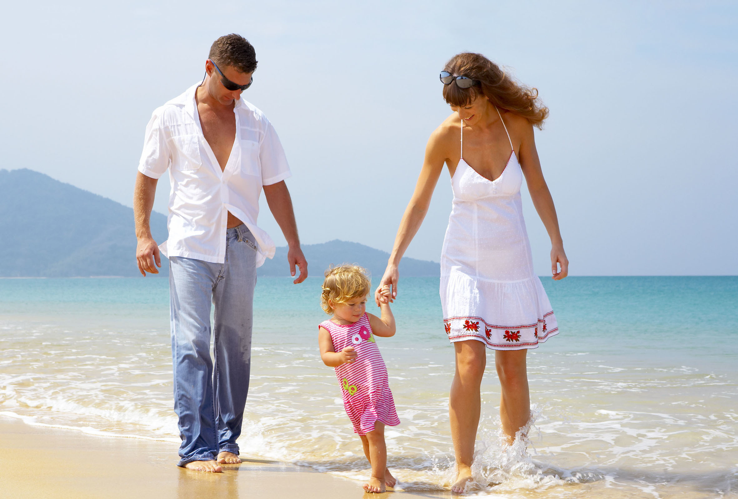 Den Urlaub genießen Familien umso entspannter, je überlegter sie sich gegen Unvorhergesehenes absichern. Foto: djd/Würzburger Versicherungs-AG/Dmitry Ersler/Adobe Stock