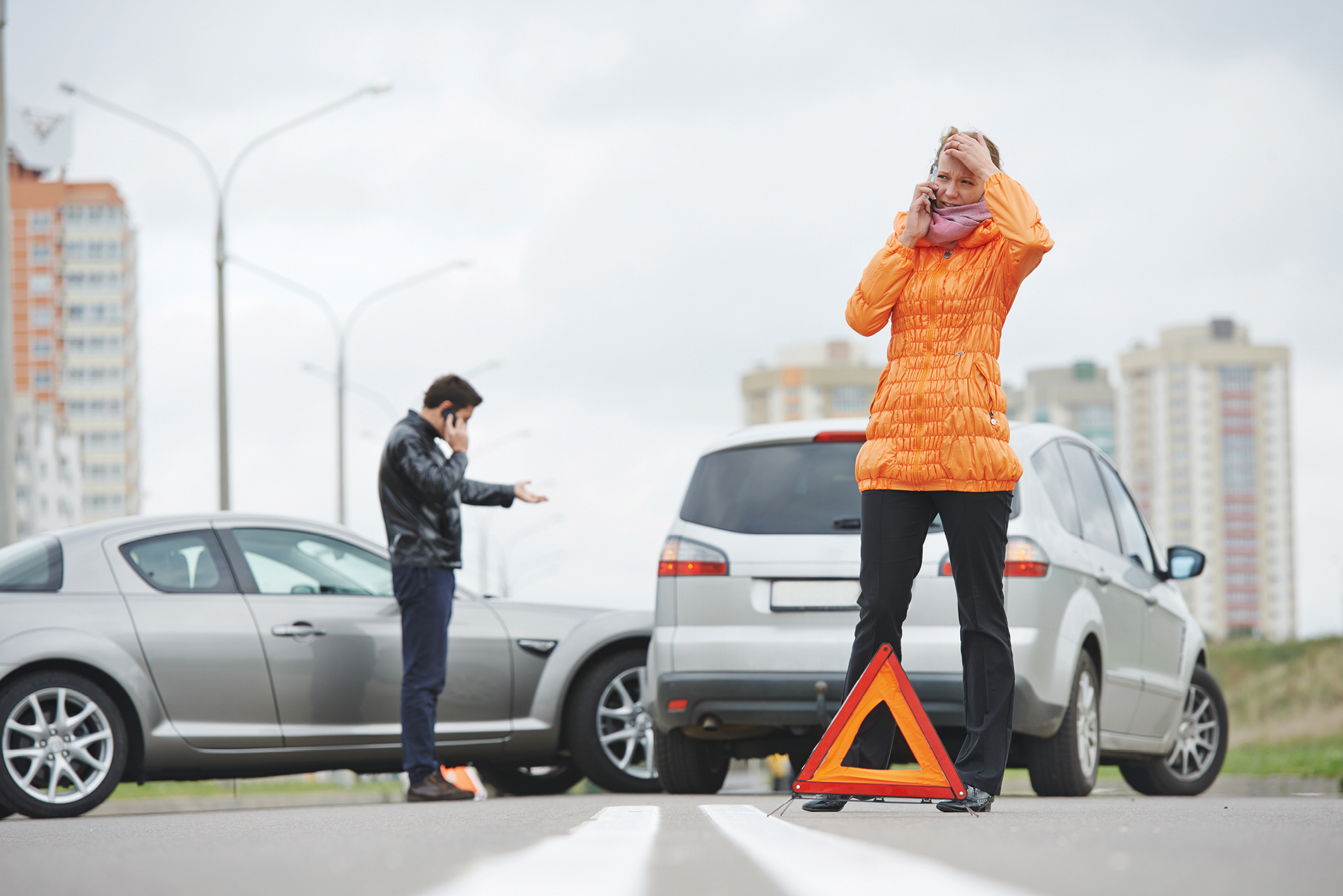 Mehr als 2.000 Rechtsstreitigkeiten werden in Deutschland jeden Tag vor den Gerichten verhandelt. Ob im Straßenverkehr, am Arbeitsplatz oder beim Streit mit den Nachbarn – jeder kann von heute auf morgen betroffen sein. Experten raten deshalb zu einer Rechtsschutzversicherung. Denn sonst könnte es schnell sehr teuer werden. Foto: D. Kalinovsky/123rf.com/Itzehoer