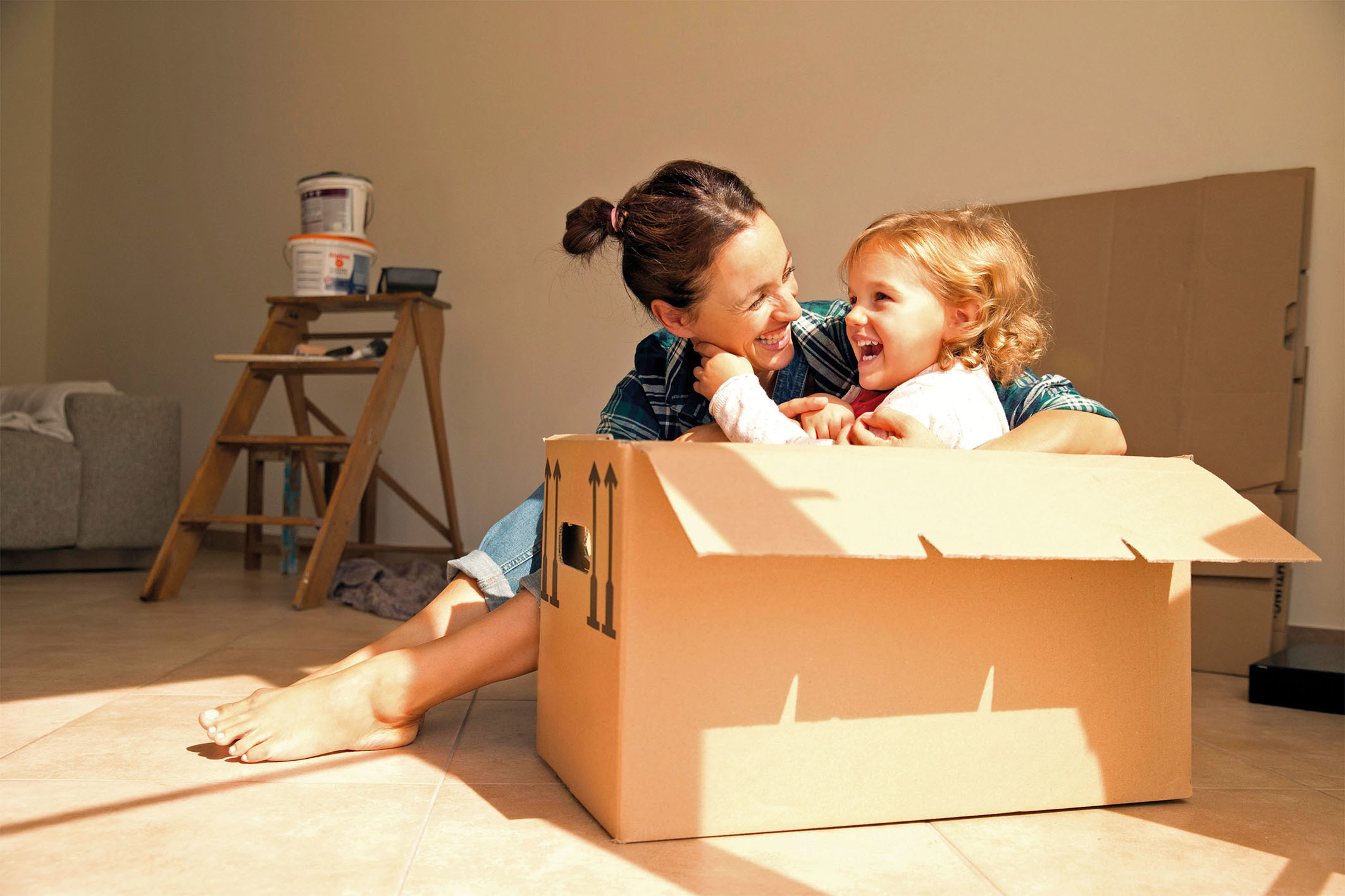Willkommen im eigenen Zuhause. Mit angespartem Eigenkapital und einer gründlichen Planung der Finanzierung können sich Familien den Traum vom Eigenheim verwirklichen. Foto: djd/Deutscher Sparkassenverlag/Image Source/Westend61